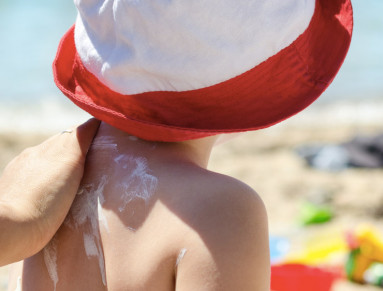 Pour bronzer sans coup de soleil et sans risque, veillez à appliquer de la crème solaire toutes les deux heures.