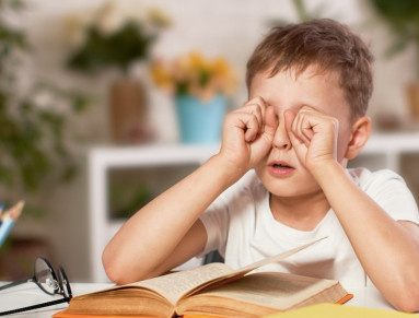 Revoir son environnement et ses habitudes peut aider à réduire la fatigue de votre enfant.  