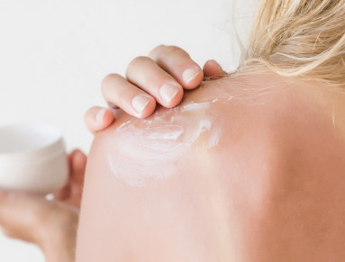 Pour soigner un coup de soleil et soulager votre peau, rien de mieux qu’une crème apaisante.