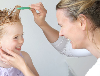 Le peigne anti-poux permet de retirer efficacement les parasites du cuir chevelu.