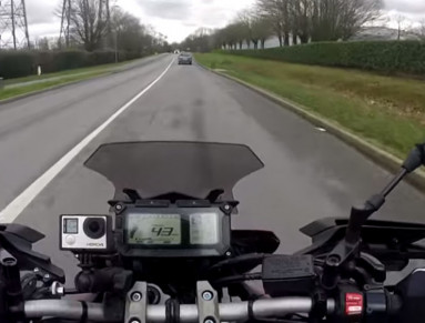 Pour rouler en toute sécurité en moto, apprenez à partager la route.