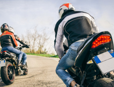 Adoptez une conduite souple pour le pilote et le passager.