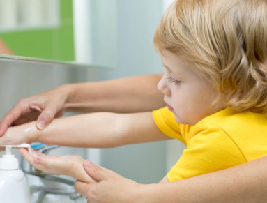 Expliquez à votre enfant que se laver régulièrement les mains permet d’éloigner les microbes.