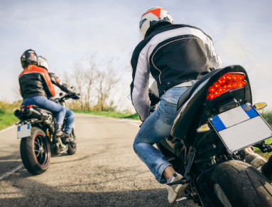 Adoptez une conduite souple pour le pilote et le passager.