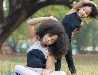 Pour reprendre le sport en douceur, proposez à votre enfant des activités ludiques comme des mouvements de gymnastique dans un parc.