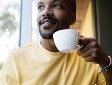Un homme prend son petit-déjeuner dans un café.
