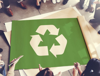 Un groupe de personnes se réunit pour discuter écologie et environnement.