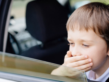 Un enfant souffre de nausée en voiture.