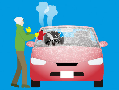 Un homme verse de l’eau chaude sur le pare-brise de sa voiture pour le dégivrer.