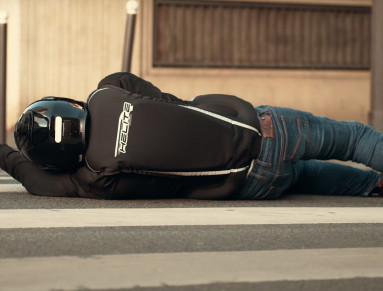 motard couché au sol après une chute