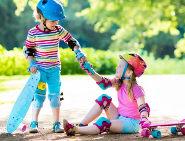 Deux enfants font du skateboard.