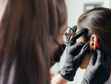 Une femme se fait percer l’oreille.