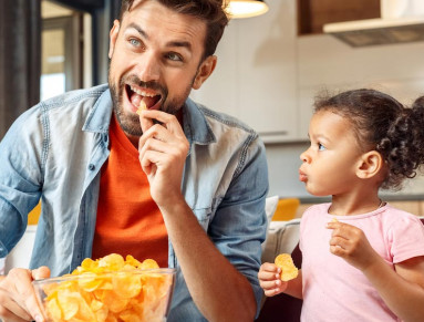 Une famille avec des enfants prend un apéritif.