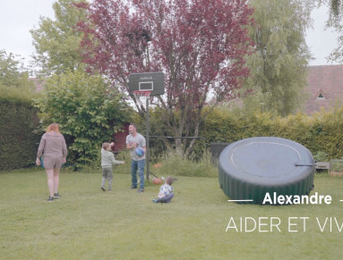 une famille qui joue dans le jardin