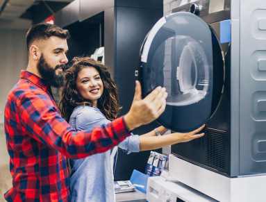 Un couple cherche à acheter une machine à laver.