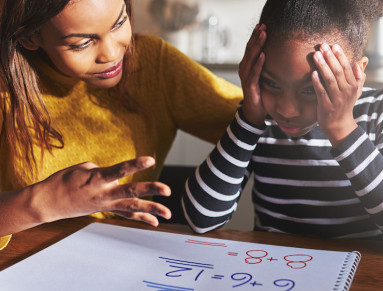 Une mère aide sa fille à faire ses devoirs scolaires.
