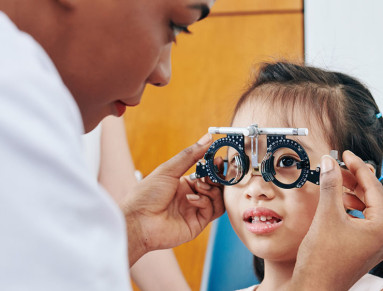 Un enfant en consultation avec un ophtalmologue.