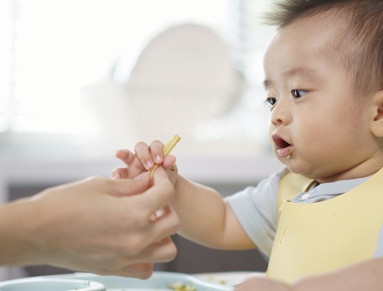 La diversification alimentaire menée par l’enfant : quand et par où commencer ?