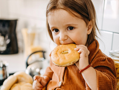 enfant donut sucre