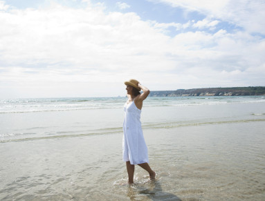 femme en vacances à la plage