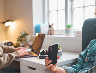 Deux adolescents se montrent leur téléphone.
