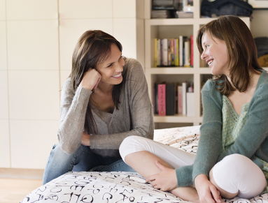Discussion entre une adolescente et sa mère.