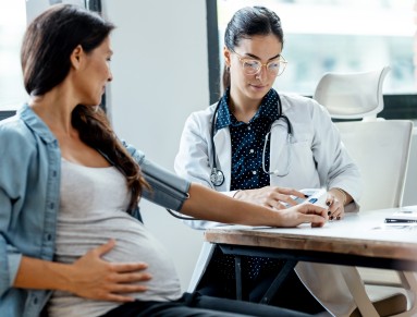 Une femme enceinte chez son médecin