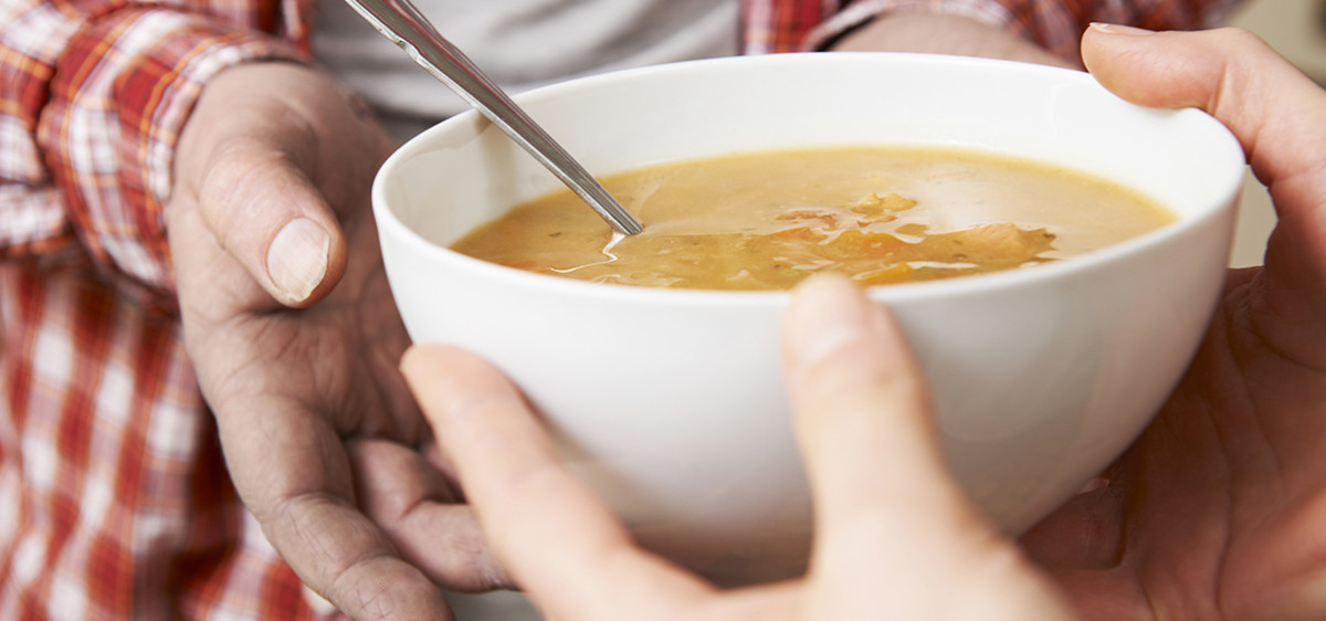 Donner un bol de soupe