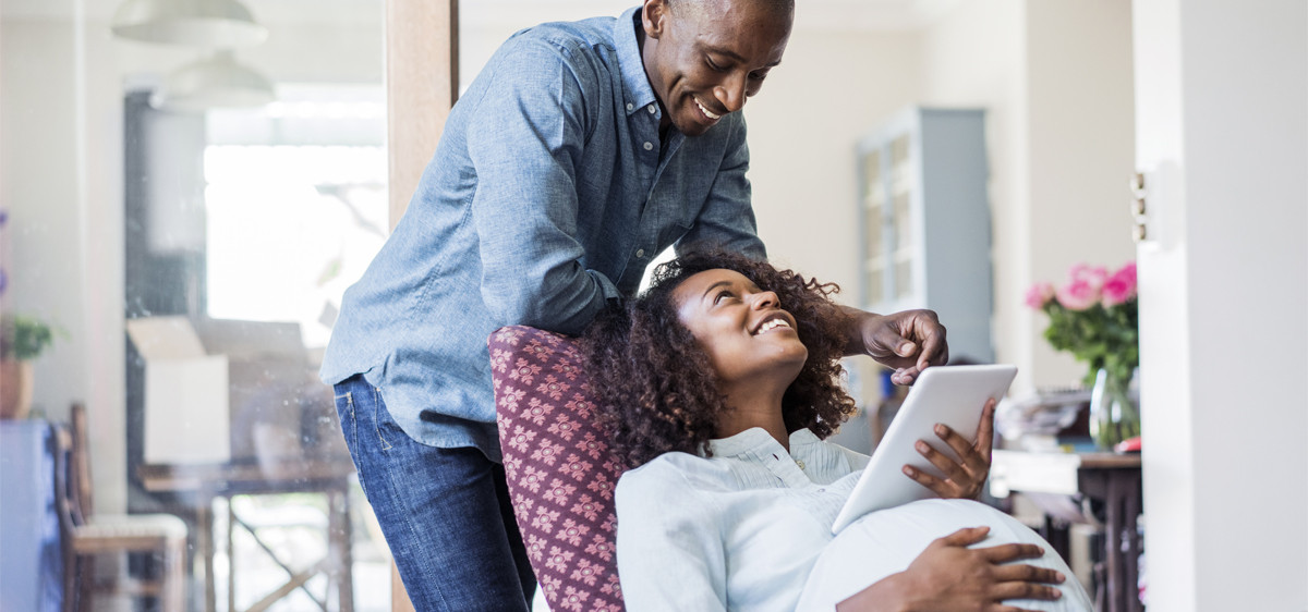 Jeune couple attendant un enfant