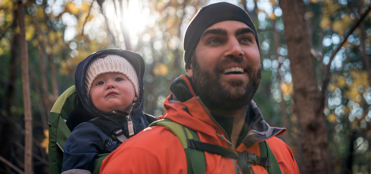 Papa avec son enfant sur son dos