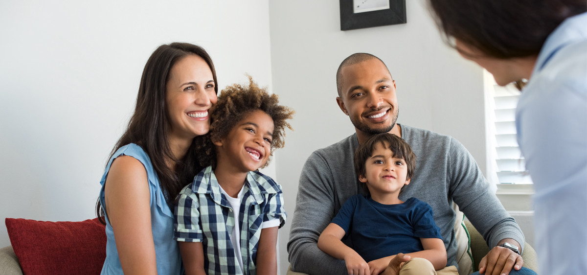 Famille avec conseiller bancaire