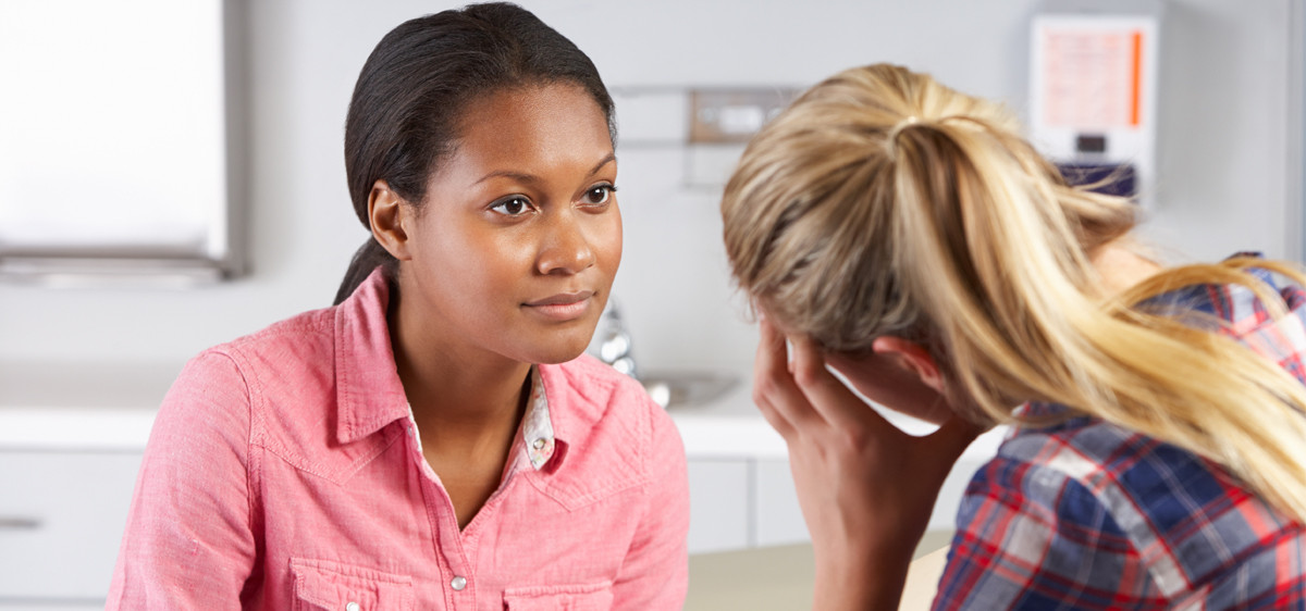 Médecin écoute les problèmes de santé d'une adolescente