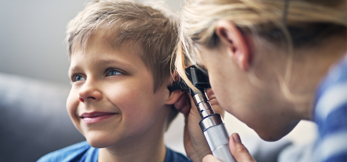 Médecin ausculte l'ouïe d'un garçon