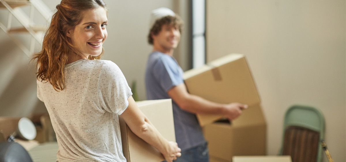 Couple aménage leur appartement