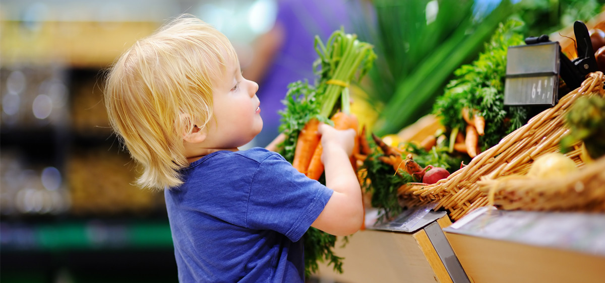 Enfant avec des légumes