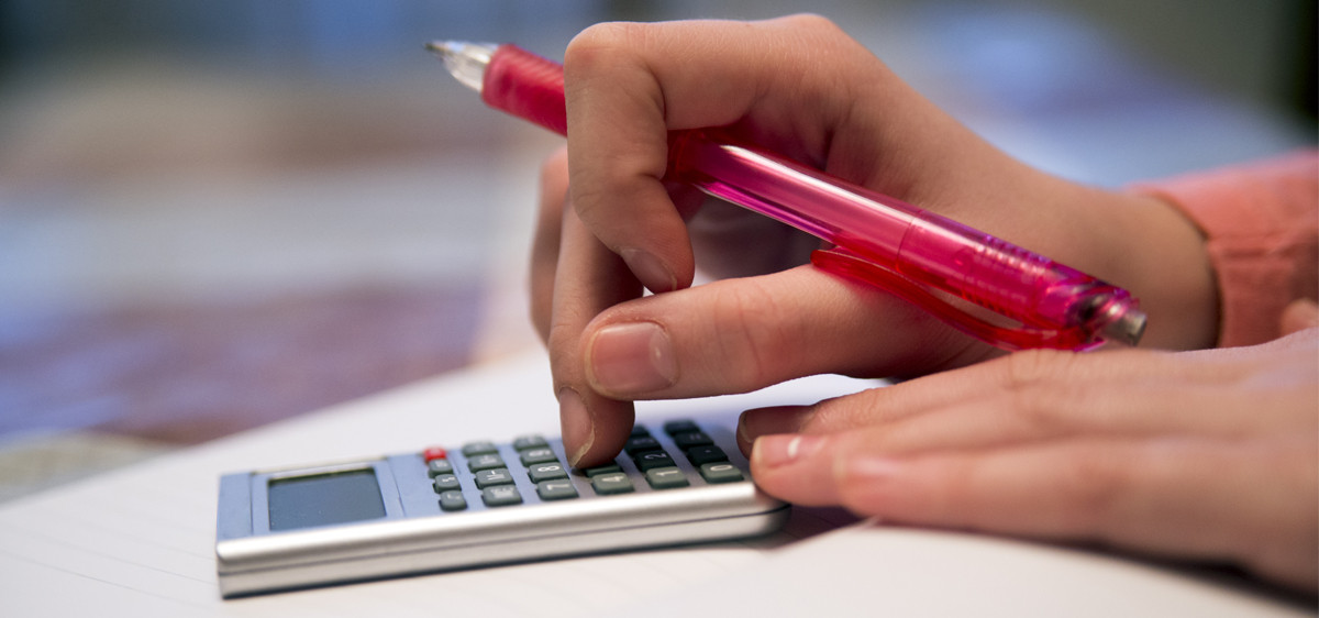 Étudiante gérant son budget