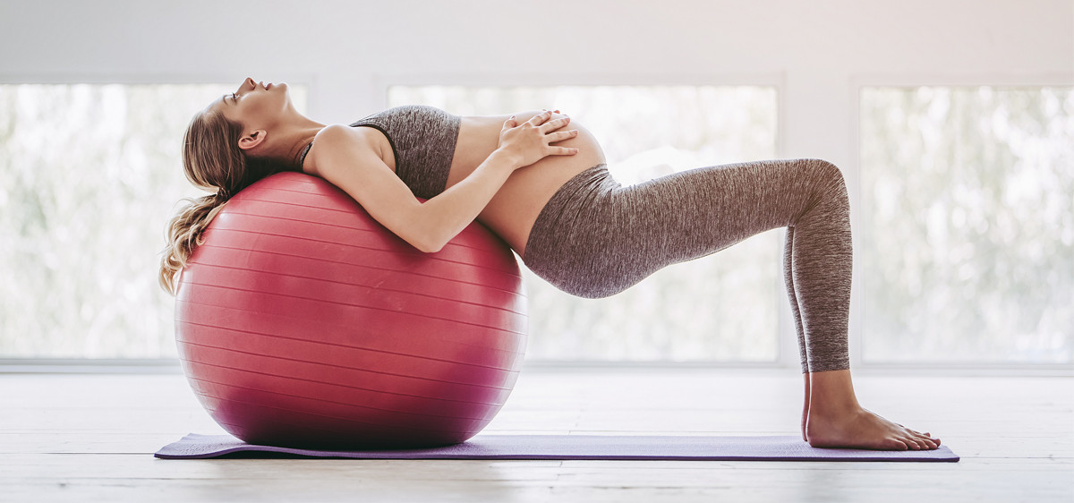 Femme faisant des exercices sur un ballon