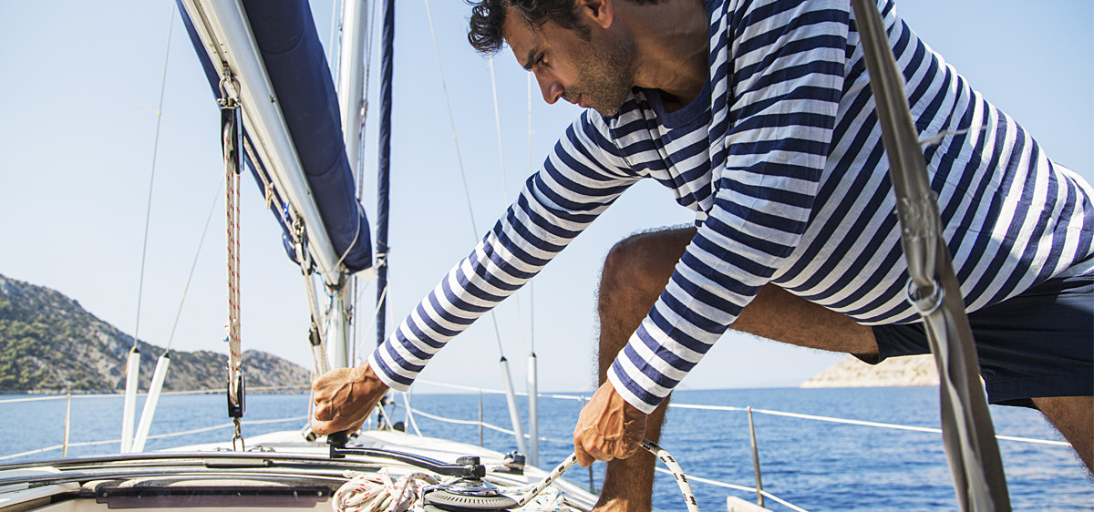 Un homme est en mer sur son bateau de plaisance