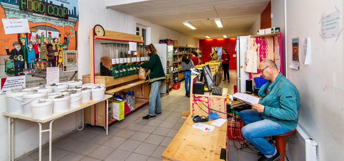 À Marseille, l’épicerie coopérative Mini Cafoutch va s’agrandir pour devenir un véritable supermarché proposant principalement des produits bios et locaux à prix compétitifs.