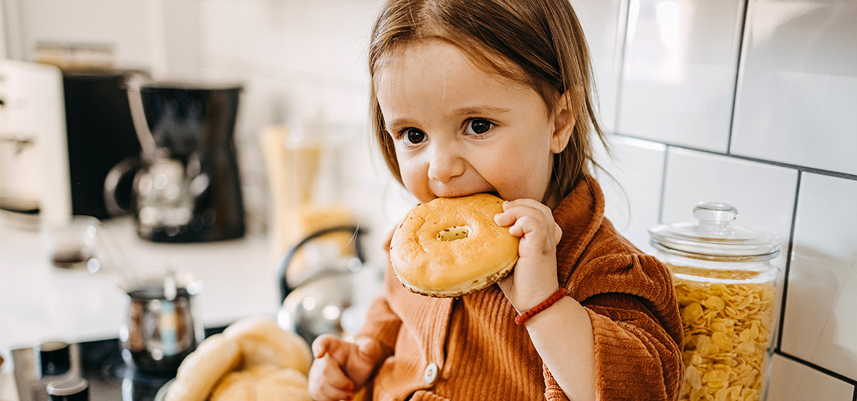 enfant donut sucre