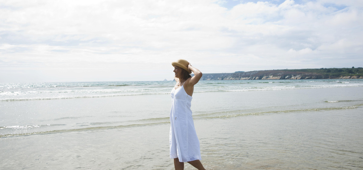 femme en vacances à la plage femme en vacances à la plage