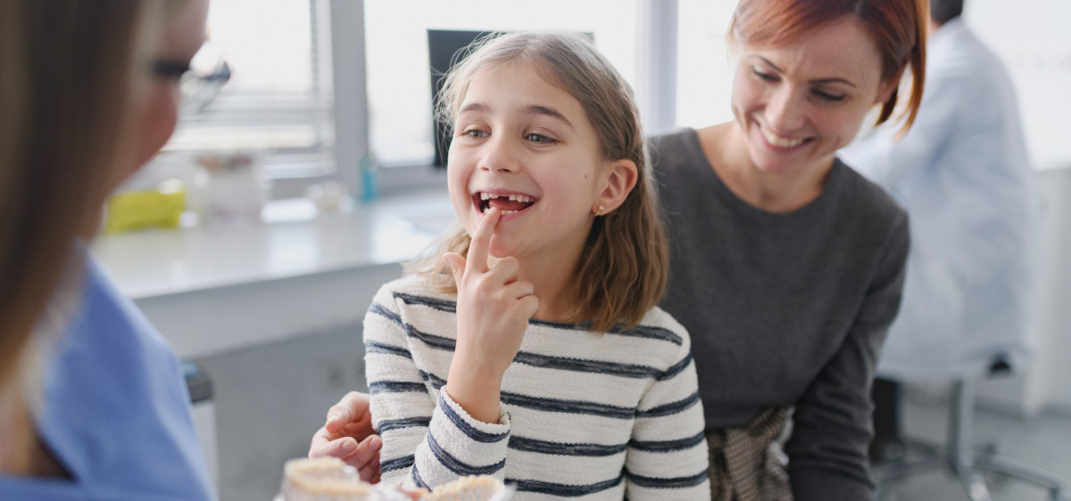 enfant qui perd ses dents de lait
