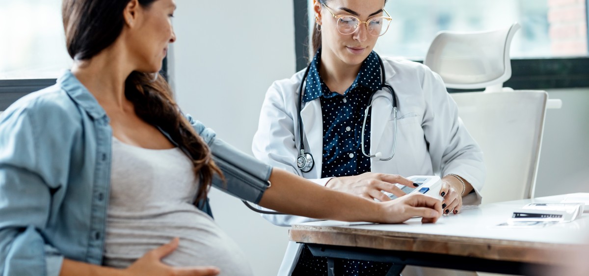 Une femme enceinte chez son médecin