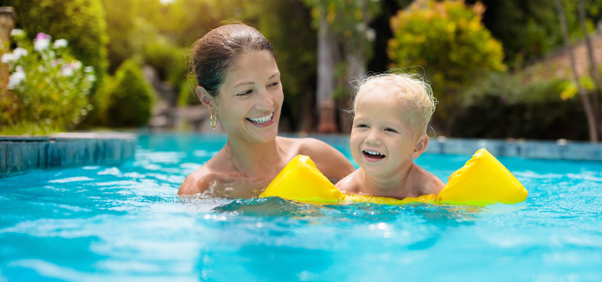 Piscine, mer : 5 conseils pour baigner votre bébé en toute sécurité
