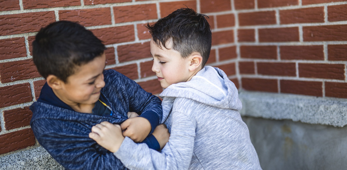 Mon enfant se bagarre souvent : comment réagir ?