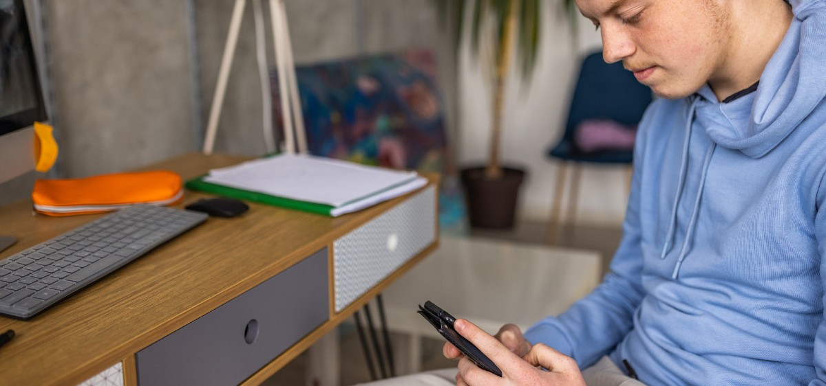 Ados : les dangers de s’éveiller à la sexualité via le porno