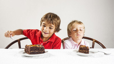 Enfants mangent un gâteau